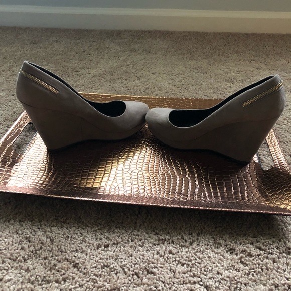 MIX NO. 6 Tan Zipper Detail Wedges size 10 - Picture 3 of 7